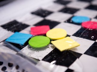 Mata wodna sensoryczna dmuchana dla niemowląt kontrastowa czarno-biała szachownica XXL 65x50 cm Kik Sp. z o. o. Sp. k.