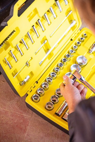 ZESTAW Z GRZECHOTKAMI 1/4 I 1/2 + AKCESORIA 81SZT STANLEY