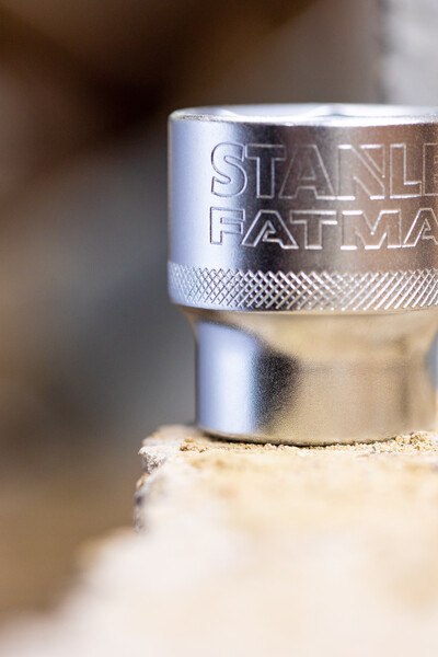 ZESTAW Z GRZECHOTKAMI 1/4 I 1/2 + AKCESORIA 81SZT STANLEY