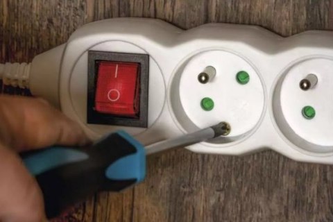 PRZEDŁUŻACZ Z WYŁĄCZNIKIEM 10M 5 GNIAZD UN