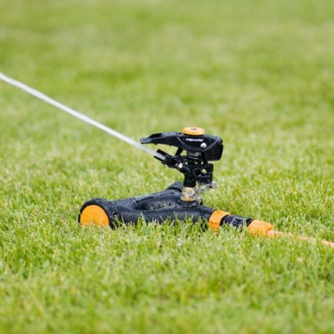 ZRASZACZ PULSACYJNY, METALOWY NA KÓŁKACH FISKARS