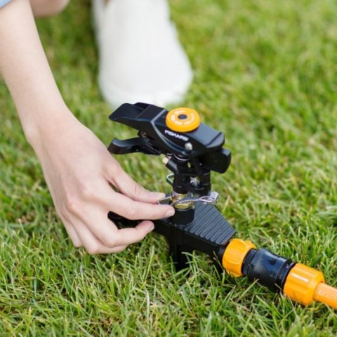 ZRASZACZ PULSACYJNY, METALOWY NA KÓŁKACH FISKARS