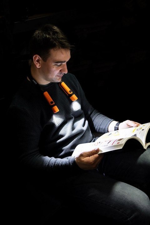 LATARKA NA SZYJE 300LM 2W+2W NEO