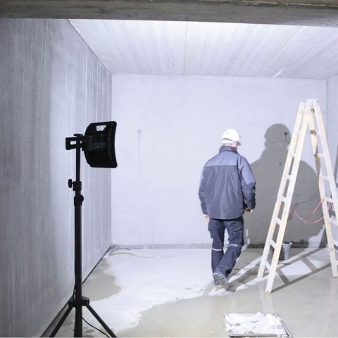 NAŚWIETLACZ NOVA 4K + STATYW TRIPOD 2M UN