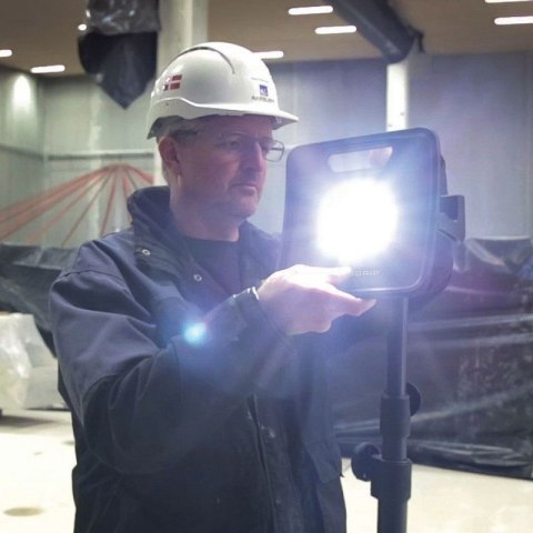 NAŚWIETLACZ NOVA 4K + STATYW TRIPOD 2M UN