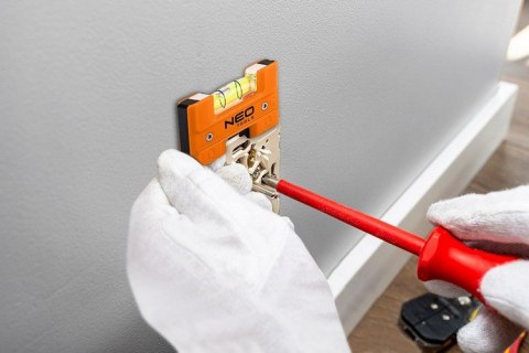 POZIOMICA KIESZONKOWA Z ZACZEPEM DO PASKA NEO