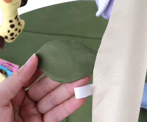 Mata edukacyjna sensoryczna interaktywna Liść z pałąkami i zabawkami 0+ Luxma