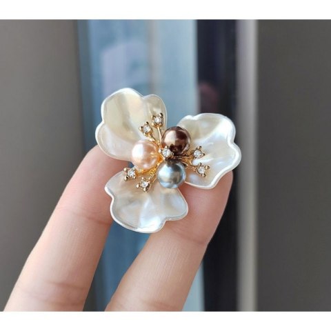 Ozdobna aplikacja do przyszycia lub przyklejenia KWIAT Z PERŁAMI BZ174