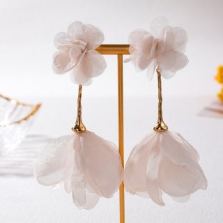 Kolczyki wiszące, efektowne tiulowe kwiat, pudrowy róż K1704