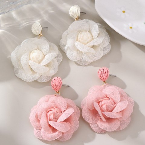 Kolczyki wiszące, efektowne koronkowe kwiat, kremowa RÓŻA sztyft K1708