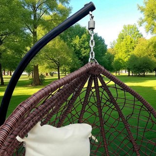 Fotel wiszący, huśtawka kokon brązowy z jasnymi poduszkami KR23BR