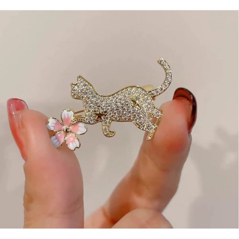 Broszka ozdobna emaliowana - kotek z kwiatkiem BZ211